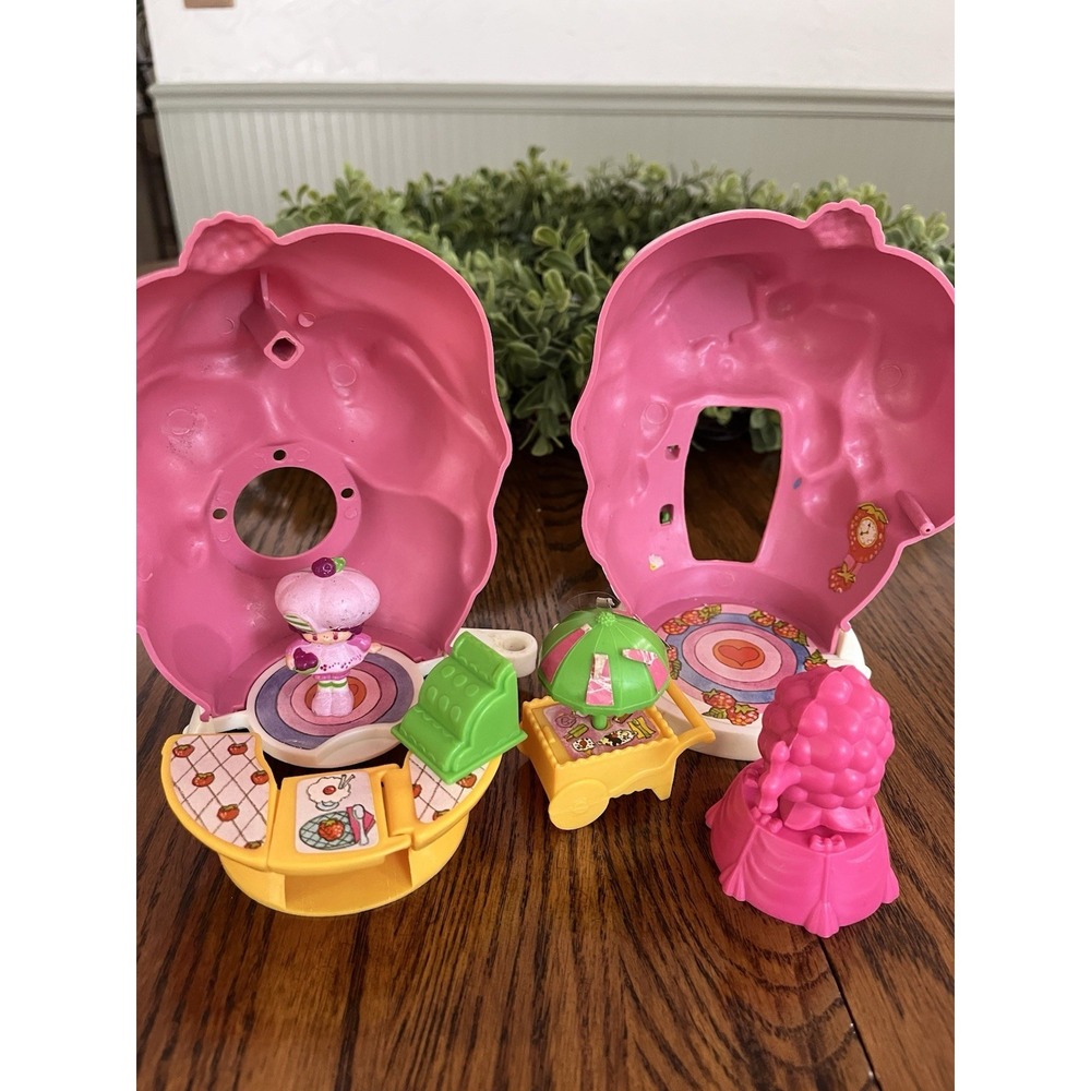 1981 Strawberry Shortcake Raspberry Tart Soda Shoppe With Doll & Accessories